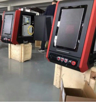 MAX Laser Source 3D Enclosed Type CNC Marking Engraving Cutting Machine για χρυσά αργυρά μέταλλα σε περιοχή σήμανσης 110*110mm